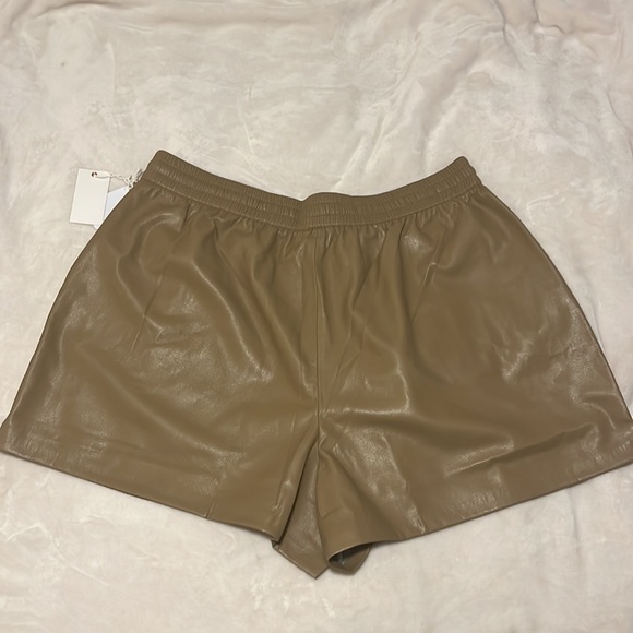 Good American Better Than Leather Shorts - Picture 6 of 11